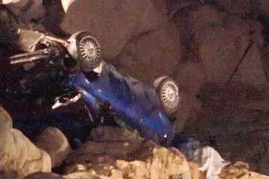 a Punto con cinque persone a bordo ha sfondato il guardrail: feriti gli altri occupanti