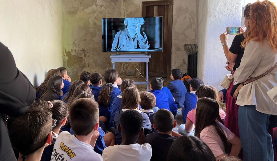 Omaggio alla scrittrice, alunni applauditi a casa Deledda