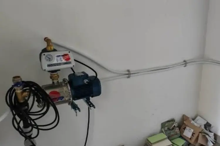 Il collegamento dei serbatoi nelle scuole a Usini (foto concessa)