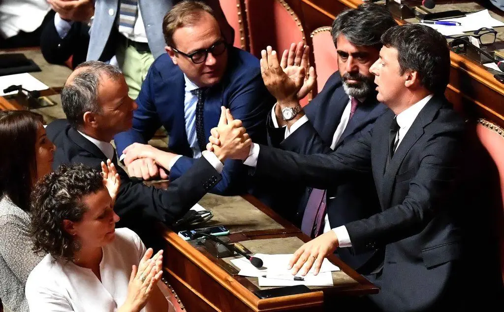 I senatori Pd si congratulano con Renzi (Ansa)
