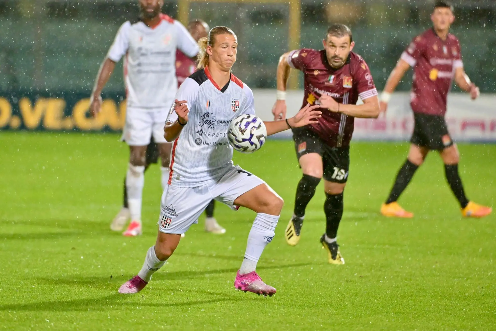 Mattia Sala, sua la rete del momentaneo pareggio (Foto Novi US Livorno)