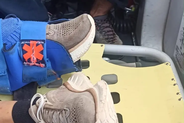 La scarpa indossata dalla turista