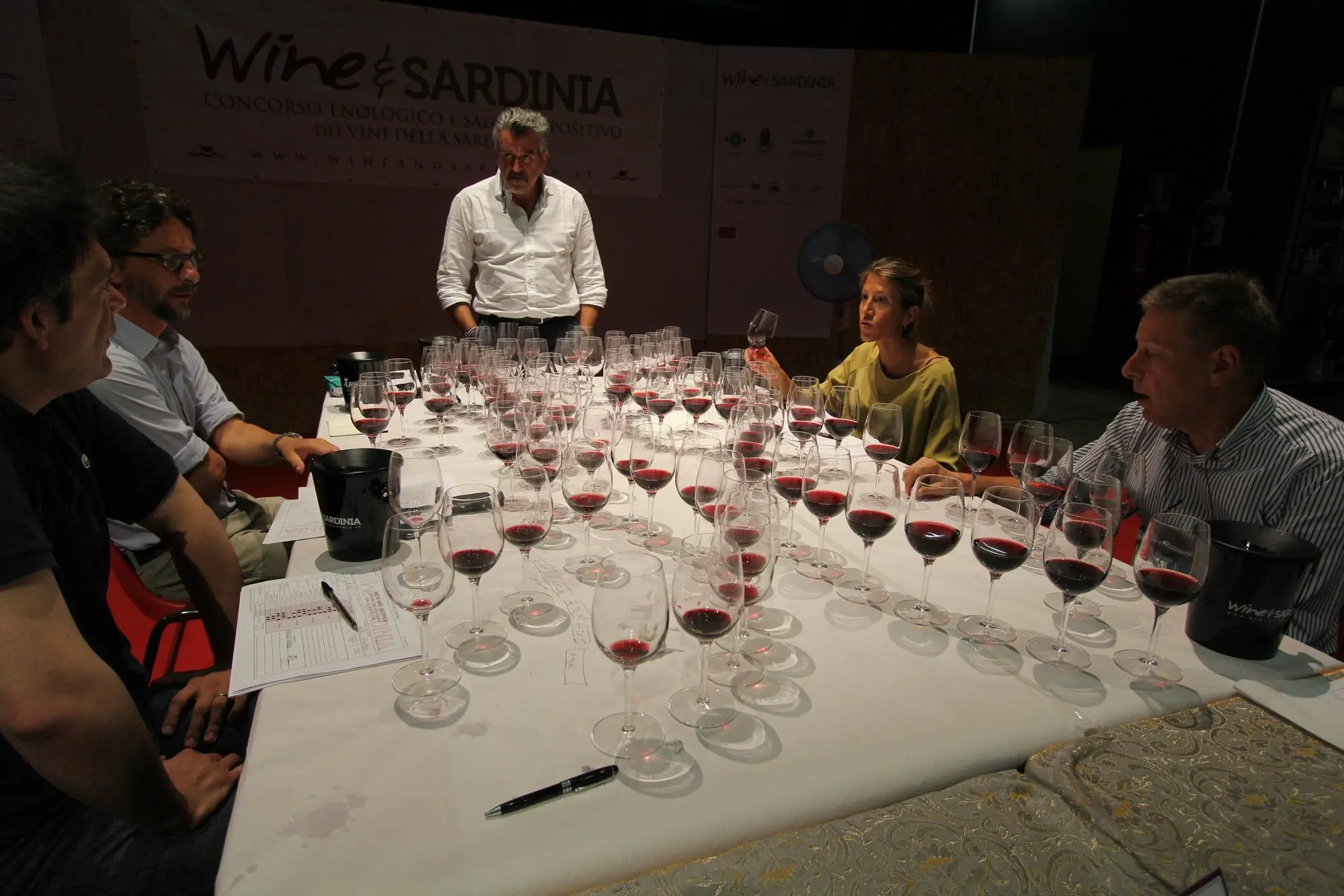 I giudici del Concorso enologico durante la degustazione dei campioni (foto Wine and Sardinia)