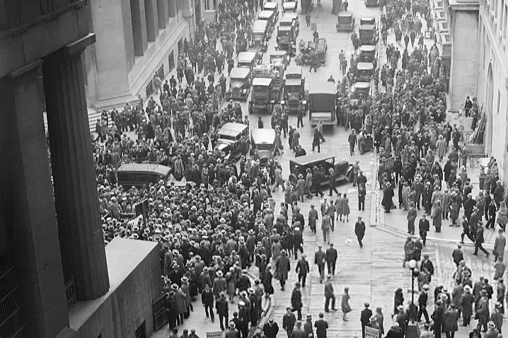 La folla fuori dallo Stock Exchange (foto Wikipedia)