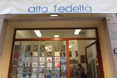 Il negozio di dischi Alta Fedeltà, in via Deledda