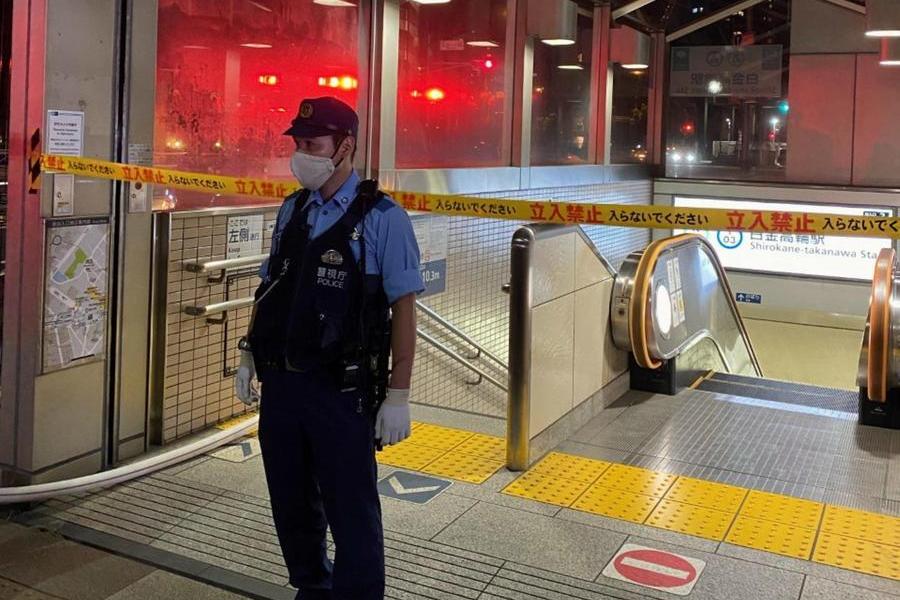 Getta l’acido addosso a due passanti nella metro di Tokyo