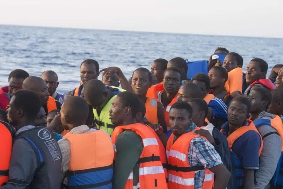 Migranti in arrivo al porto