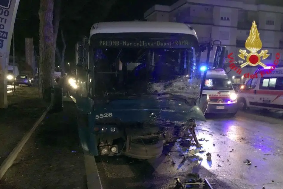 Il bus coinvolto nell'incidente (Ansa - Vigili del fuoco)