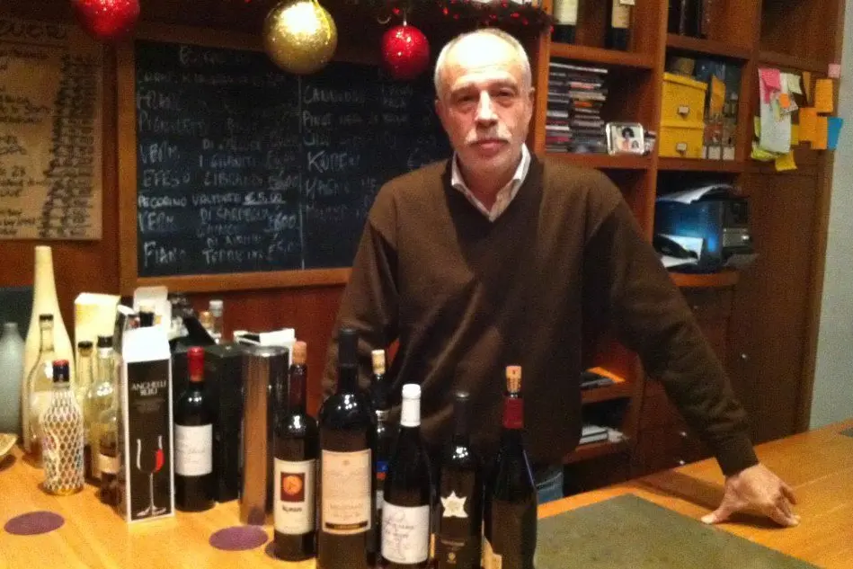 Pietro Paolo Virdis con i vini del suo ristorante