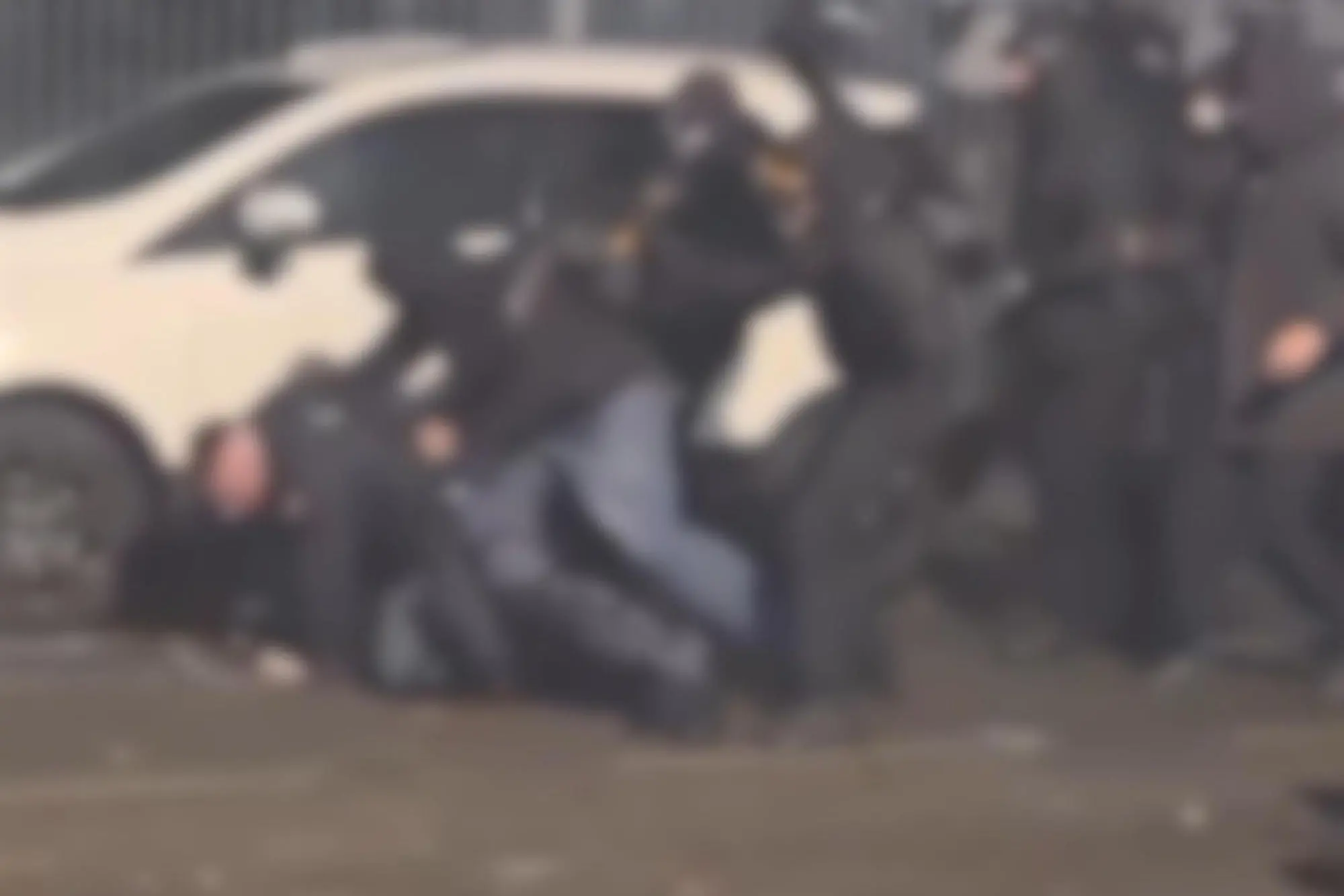 Un poliziotto aggredito dai manifestanti durante gli scontri dopo il corteo contro lo sgombero del centro sociale Askatasuna, a Torino, 31 gennaio 2026. ANSA