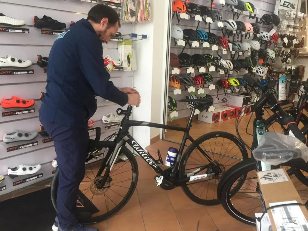 Rolando Villa Gomez, uno dei tanti operatori della filiera del cicloturismo maiorchino, nel suo negozio (foto c.a.m.)