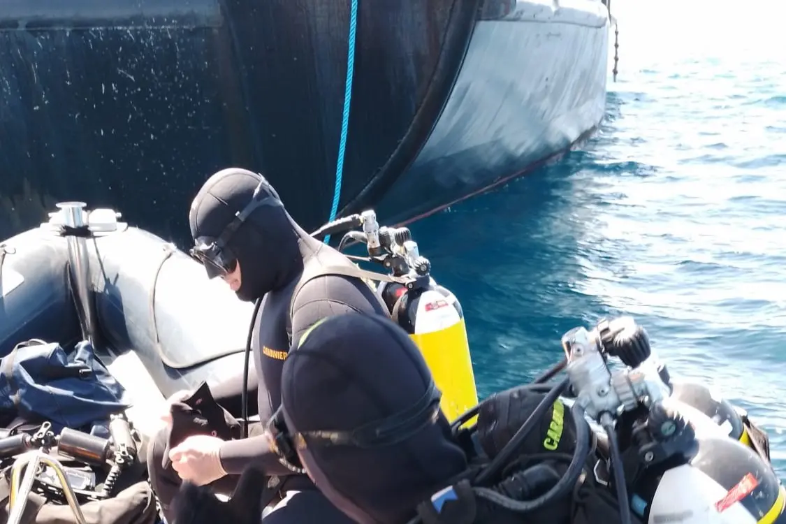 I sub dei carabinieri in azione per liberare le eliche