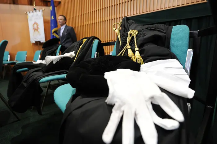 Toghe lasciate sulle sedie durante una protesta in una foto d'archivio. ANSA/ ALESSANDRO DI MARCO