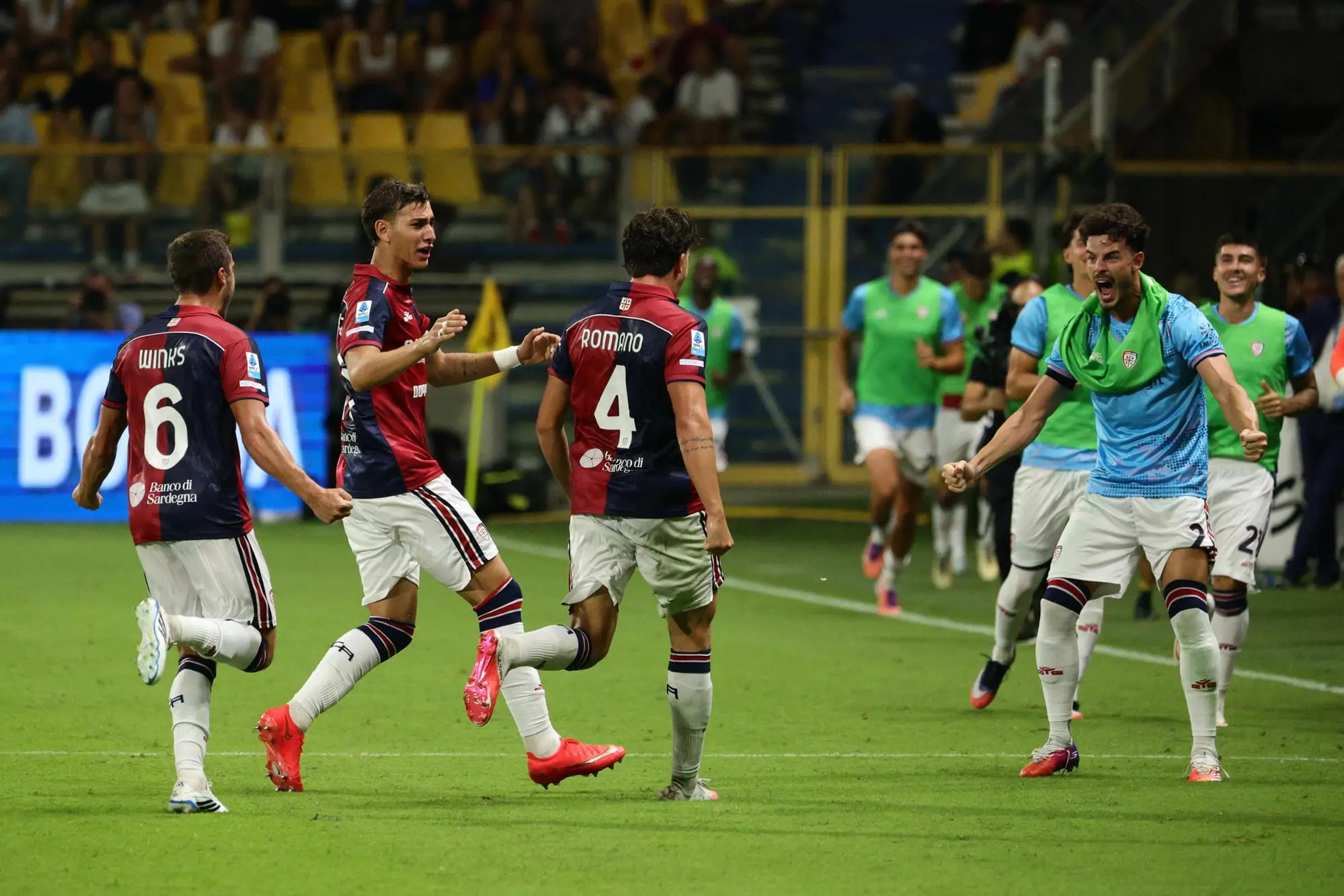 Alessandro Romano esulta con i compagni per il gol che ha deciso Parma-Cagliari (foto Ansa)