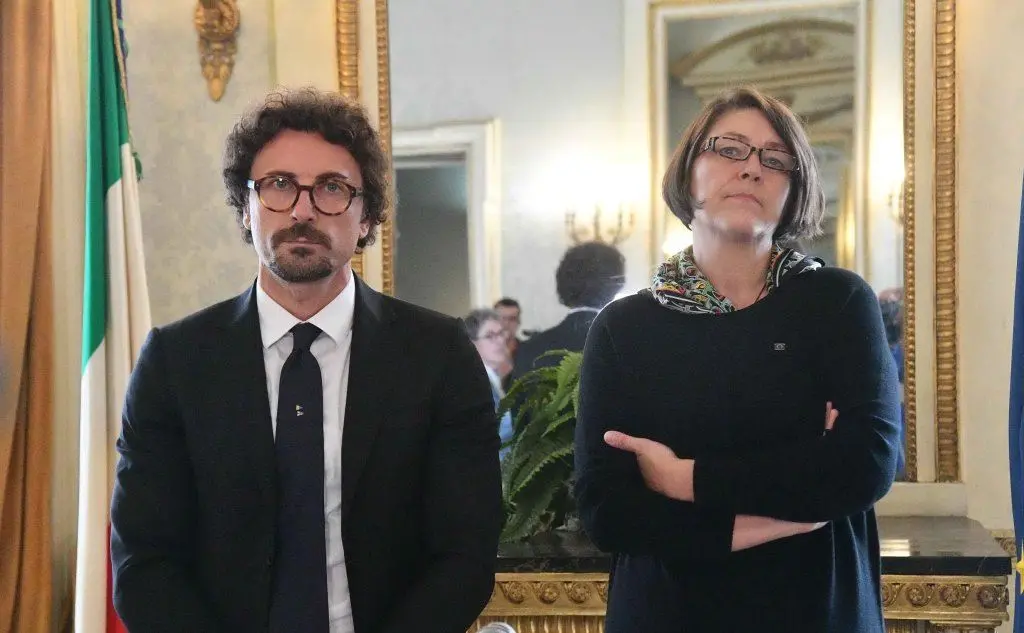 Il ministro delle Infrastrutture Danilo Toninelli e la commissaria Ue Violeta Bulc (Ansa)