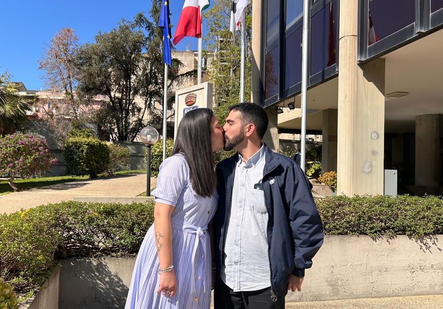 Sara e Marco, i futuri sposi in catene