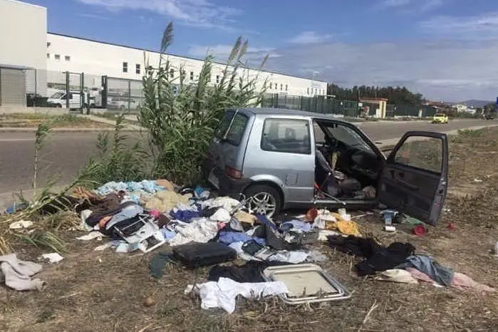 L'auto e i rifiuti (foto L'Unione Sarda - Chergia)