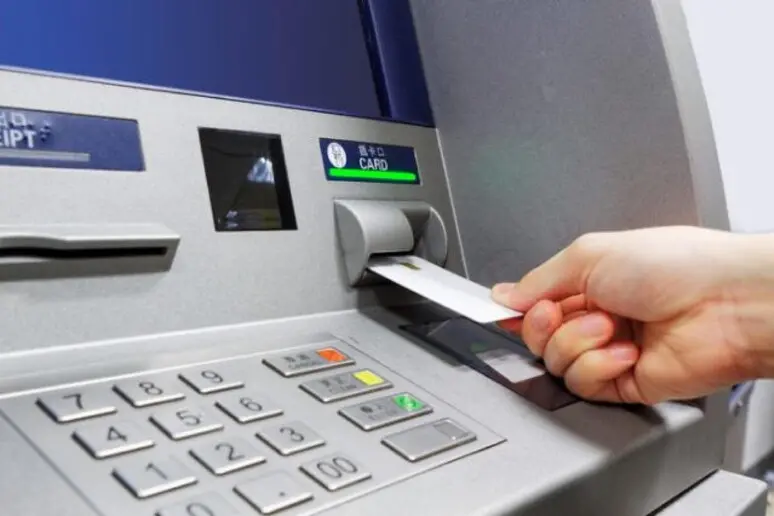 Un’operazione in uno sportello bancomat