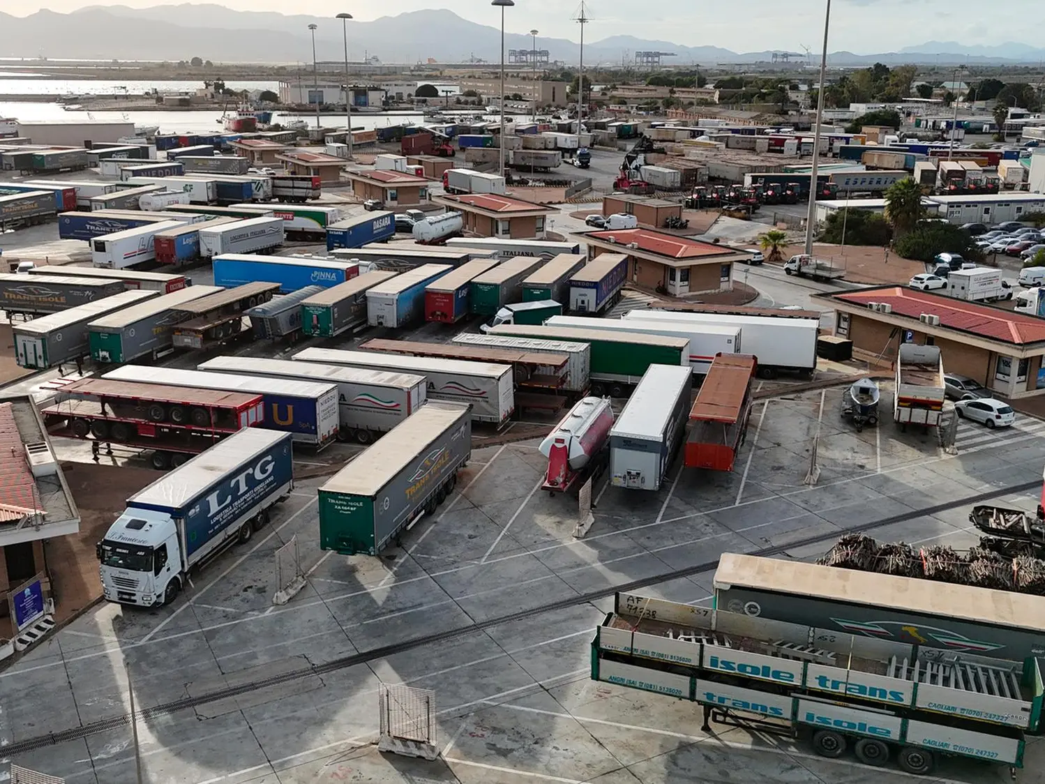 Sardische Unternehmen und Spediteure klagen: „Die Euro-Steuer ruiniert uns.“ TIR al porto di Cagliari (S. Anedda Endrich)