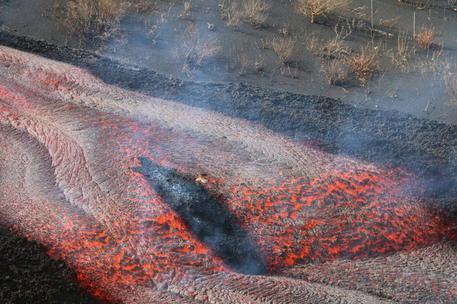 Elicottero precipita in un campo di lava con sei persone a bordo (foto Ansa/Epa)