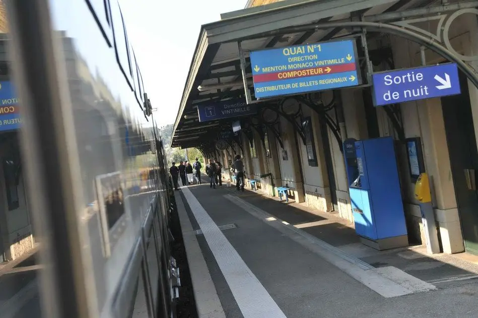 Una stazione ferroviaria subito dopo Mentone, in Francia (Ansa)