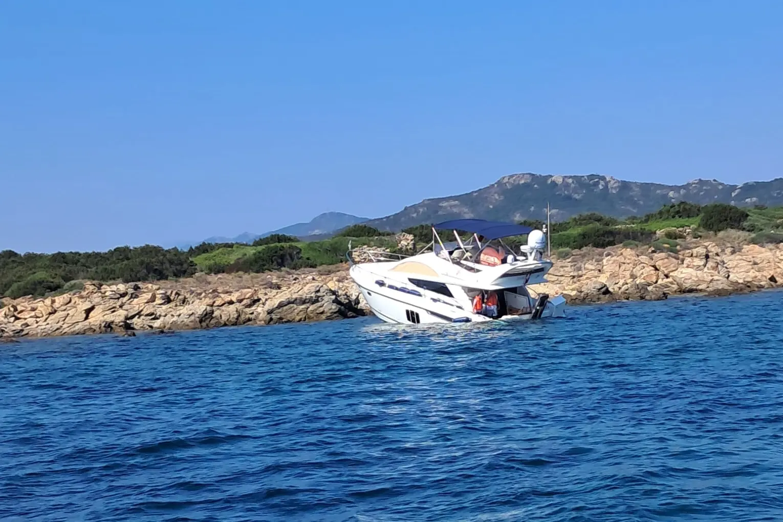Lo yacht contro la scogliera (foto Montaldo)