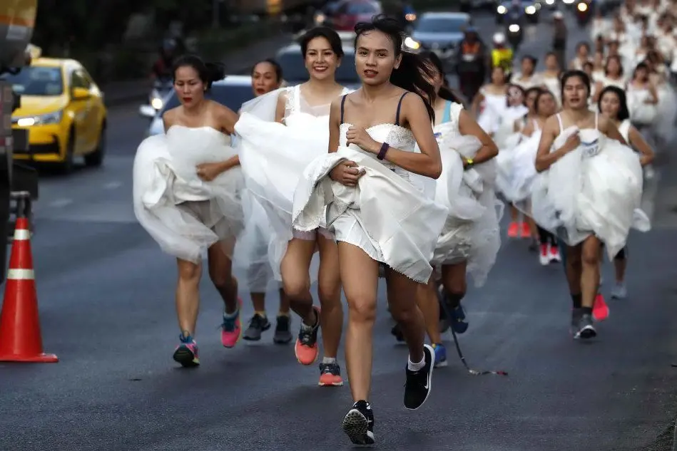 A Bangkok si è svolta la Running of the brides