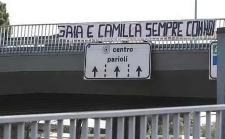 Uno striscione in ricordo delle vittime