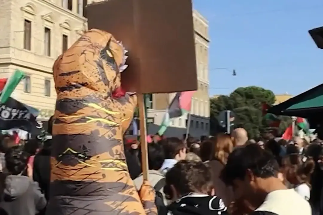 Sciopero a Roma, un dinosauro in piazza contro i "vecchi al governo"