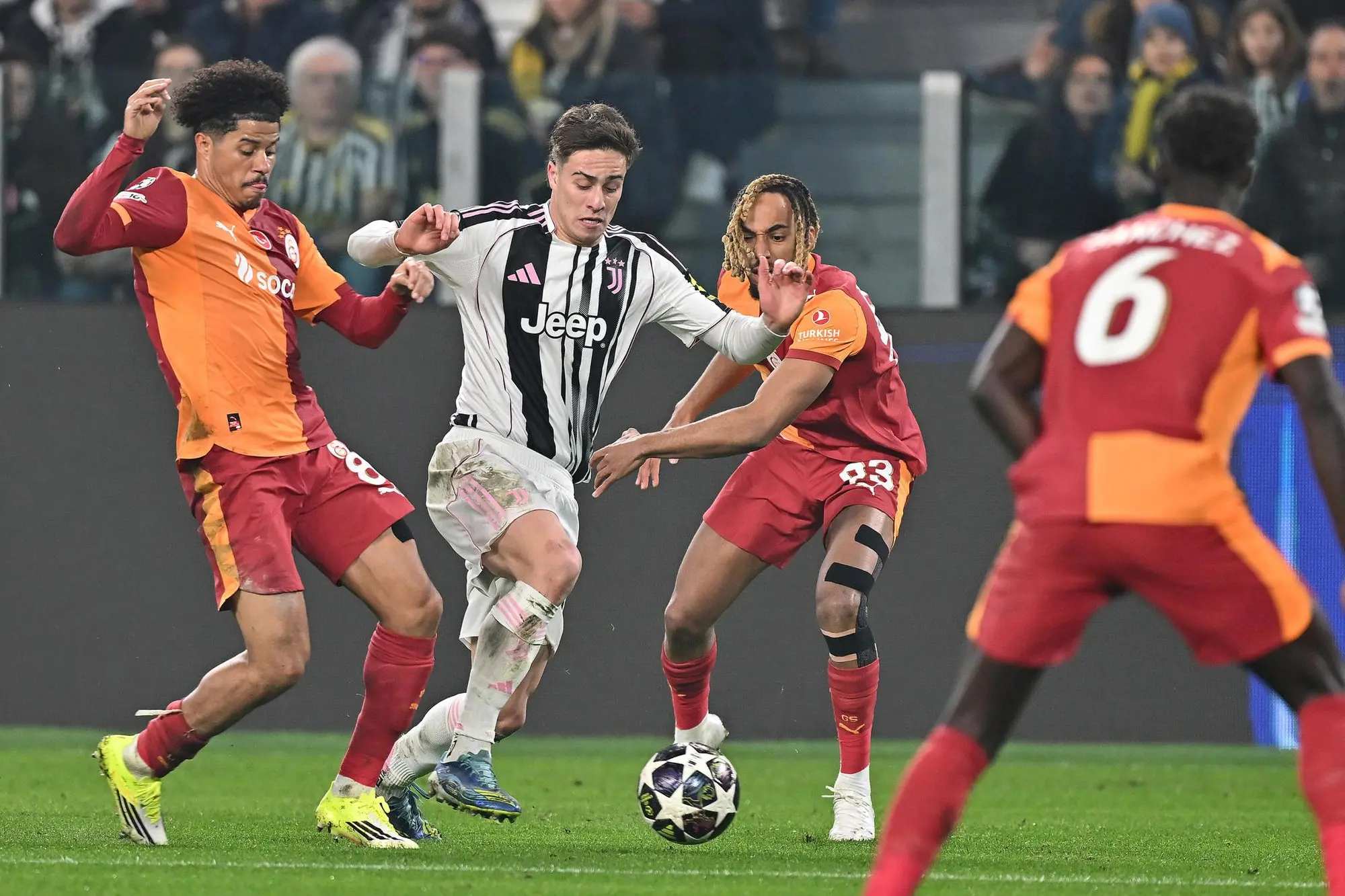 Juventus' Kenan Yldiz and Galatasaray's Gabriel Sarai in action during the Uefa Champions League soccer match Juventus FC vs Galatasaray SK a at the Allianz Stadium in Turin, Italy, 25 February 2026 ANSA/ALESSANDRO DI MARCO