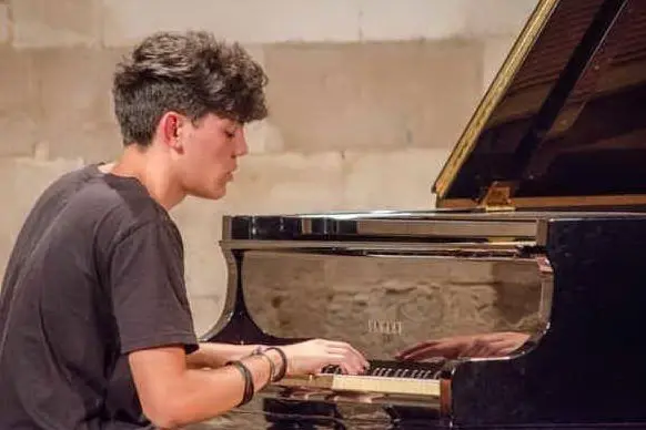 Il giovane Mattia Vlad Morleo al pianoforte