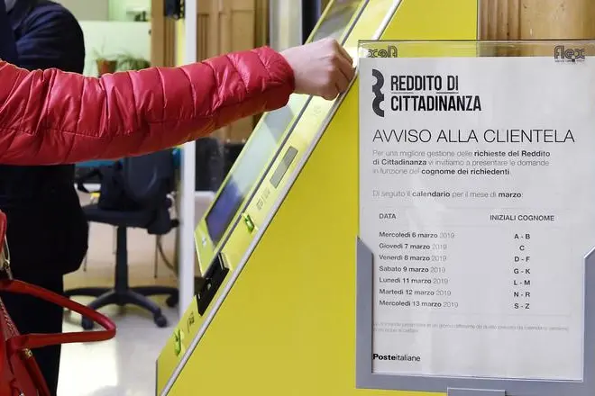Primo giorno per fare richiesta del reddito di cittadinanza presso l'ufficio postale centrale in via Alfieri, Torino, 6 marzo 2019. ANSA/ALESSANDRO DI MARCO