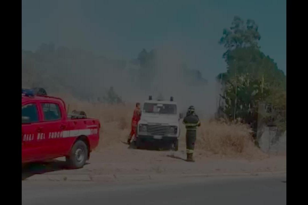 Paura per due incendi a Carbonia: le immagini