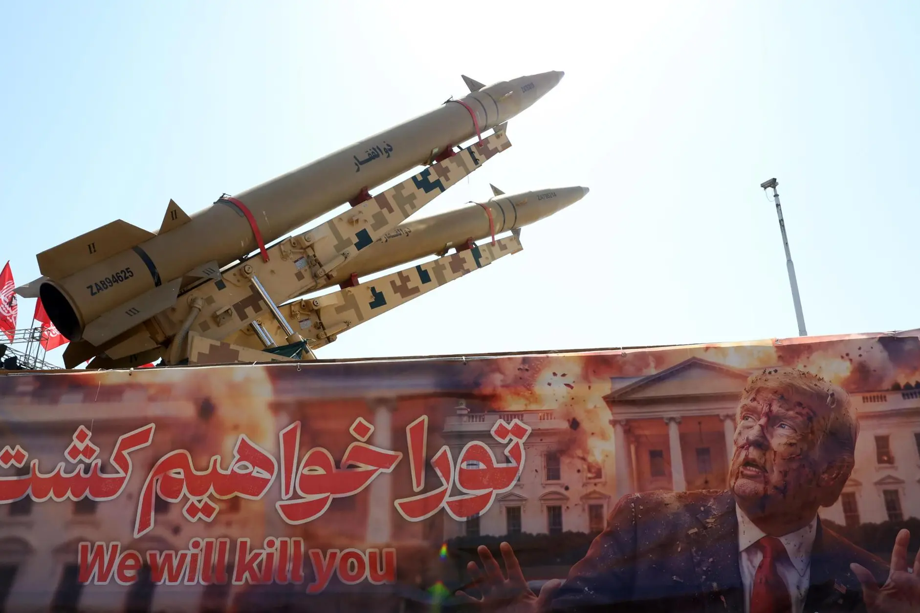 Missili e un manifesto contro Trump a Teheran (Ansa)