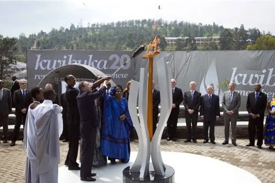 Ban ki Moon e Kagame accendono la fiaccolo commemorativa a Kigali