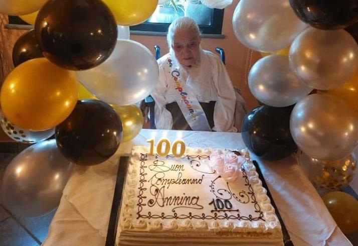 Maxi torta per i 100 anni di Annina