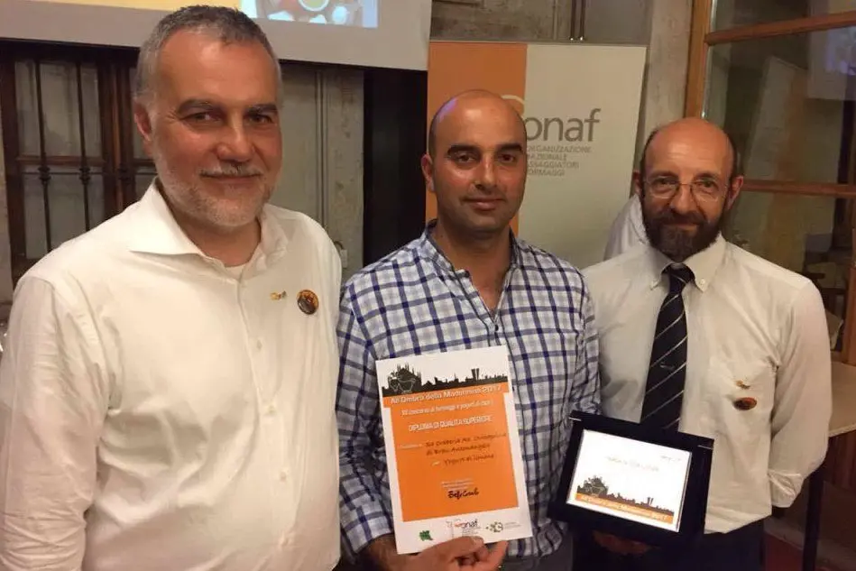 Antonangelo Brau (al centro), premiato a Milano per il suo yogurt
