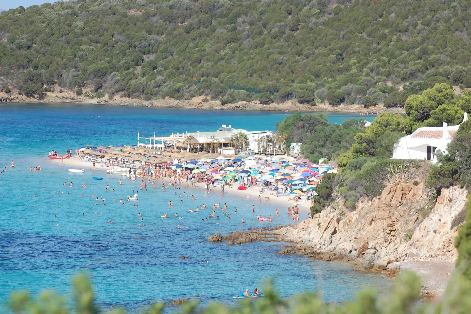 La spiaggia di Tuerredda a Teulada, dove si vendono ticket d'accesso secondo l'ordine di arrivo (Archivio)