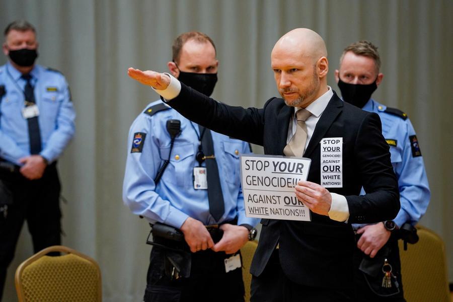 Anders Behring Breivik fa il saluto nazista in aula (foto Ansa/Epa)