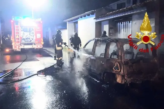 L'incendio (foto Vigili del fuoco)
