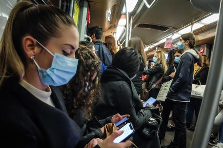“Niente proroga”: il 30 settembre stop mascherine sui bus e negli ospedali