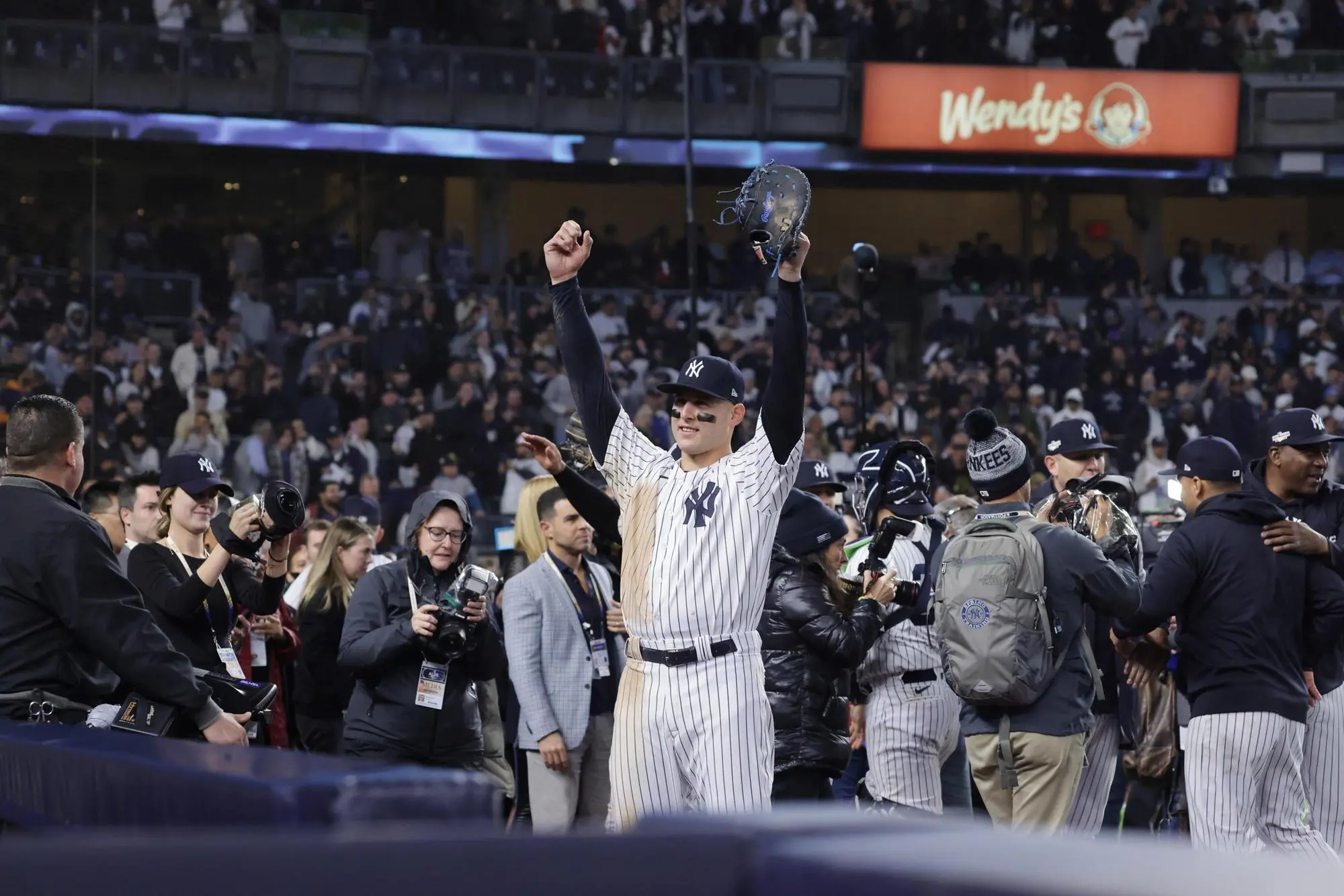 Anthony Rizzo festaggia una recente vittoria dei New York Yankees Yankees nei playoff della Mlb (Ansa)