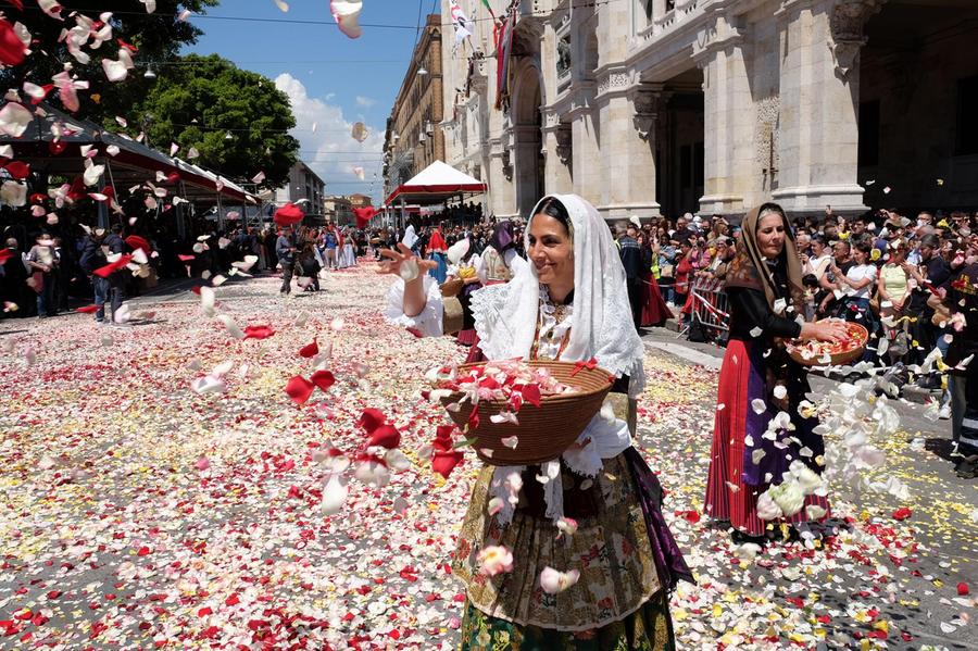 Sant’Efisio viaggia sulle spalle: la forza di fede e tradizione per l’edizione 370