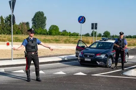 Senza patente né assicurazione, esce di strada con l’auto e si ribalta: 42enne di Villacidro nei guai (foto Ansa)