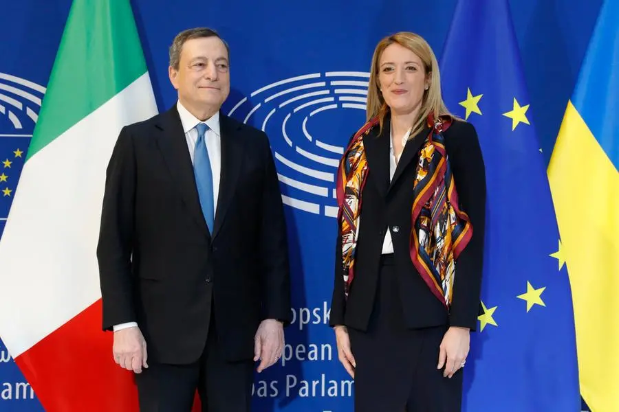 Mario Draghi e Roberta Metsola (foto Ansa/Epa)