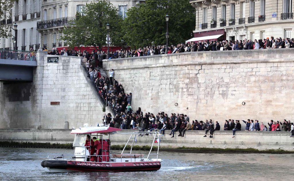 I parigini assistono al rogo sul lungoSenna