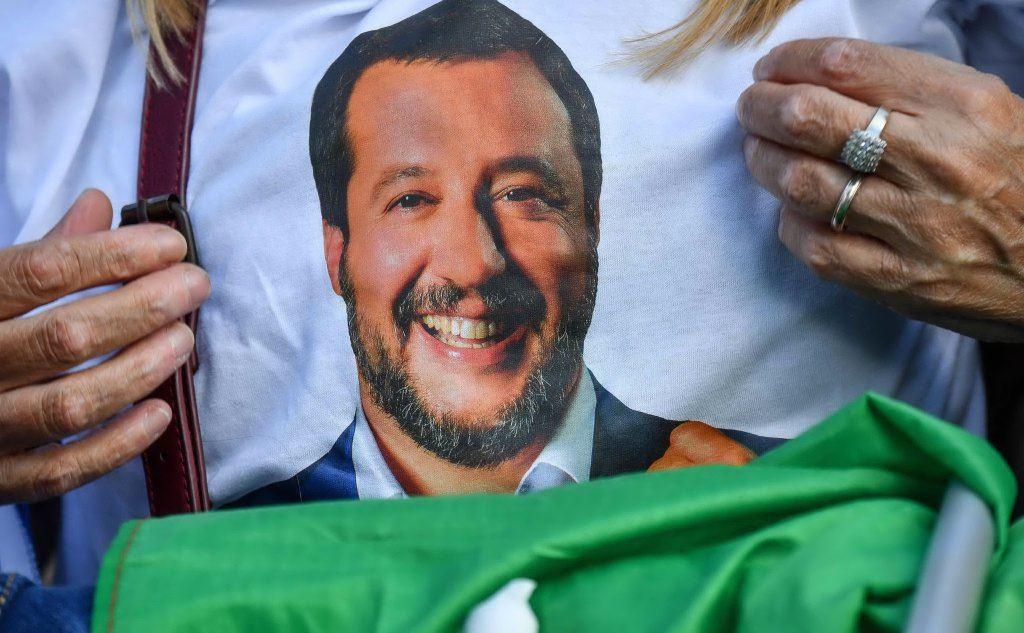 Una maglietta con Matteo Salvini