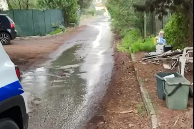 La perdita nella strada del villaggio (foto Murgana)