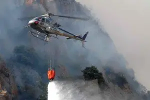Un elicottero impegnato nello spegnimento di un incendio