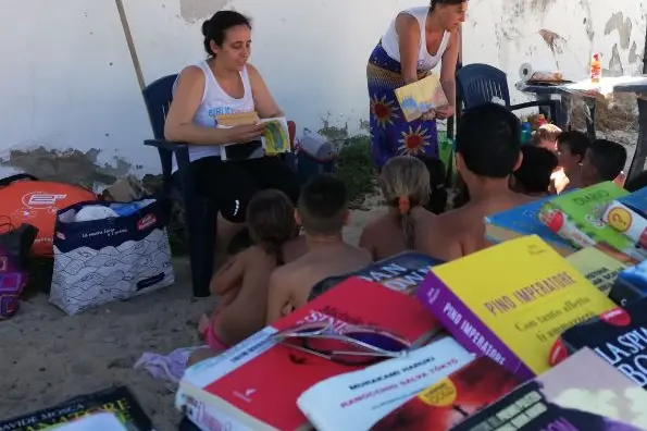Un'iniziativa in spiaggia della biblioteca (foto concessa)